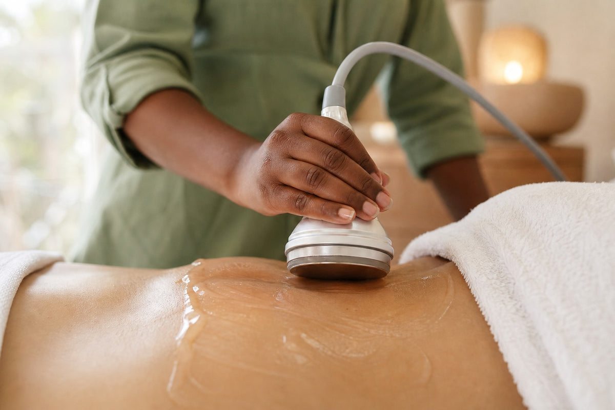Illustration : applicateur de lipocavitation sur la taille, avec du gel